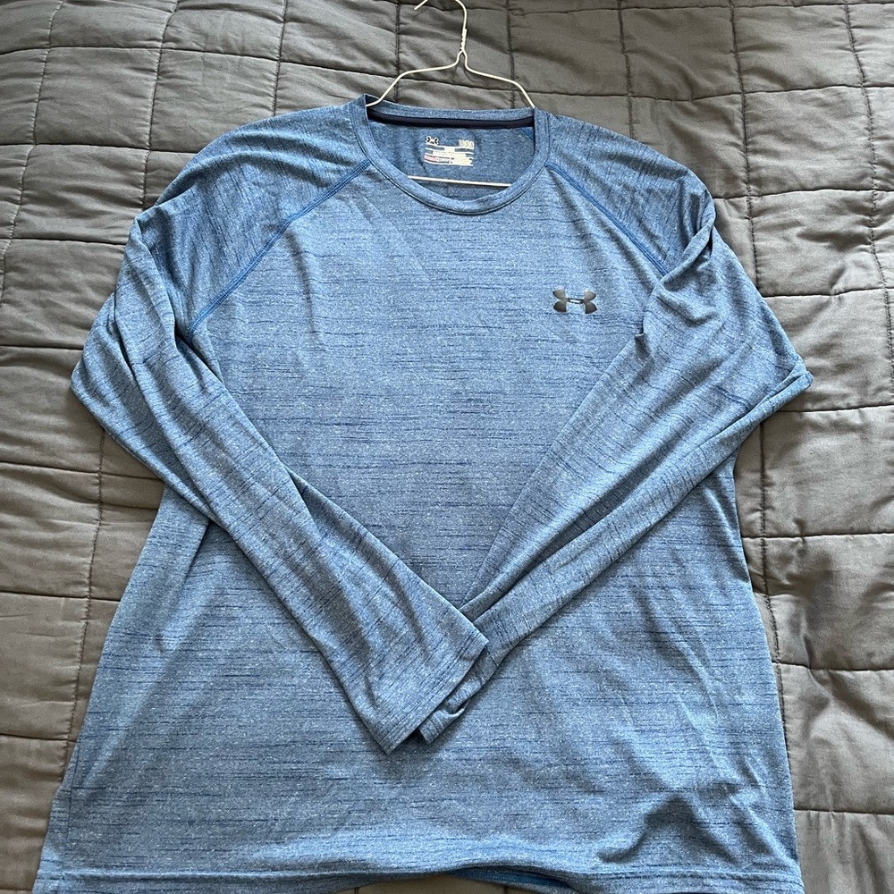 Large Under Armour Loose Heat Gear Long Sleeve